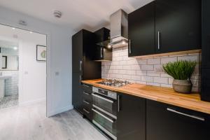 A kitchen or kitchenette at ComfySleep Apartments