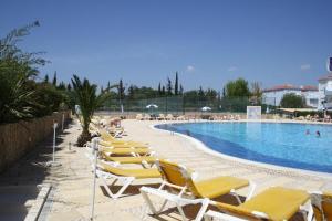 A piscina localizada em Pool View 2 bedroom 1st floor apartment, Oasis Parque near Alvor AT14 ou nos arredores