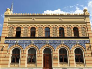 um grande edifício com aocracista em İsa Begov Hamam Hotel em Saraievo