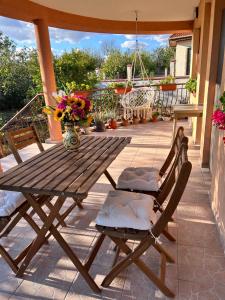 una mesa de madera y 2 sillas en el patio en Къща Каменар, en Pomorie