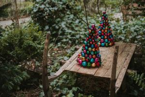 uma árvore de Natal sentada em cima de um banco de madeira em Boutiquehotel Stadthalle em Viena