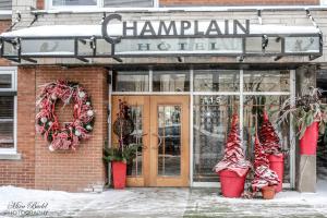 ein Restaurant mit Weihnachtskränzen auf der Vorderseite in der Unterkunft Hotel Champlain in Québec