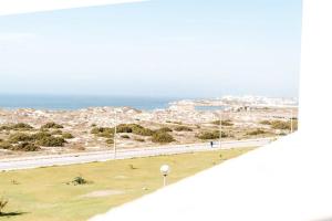 uma estrada no deserto com o oceano ao fundo em Sea View Baleal em Peniche