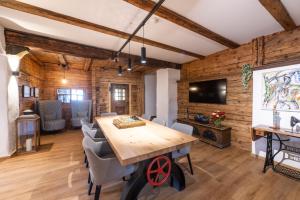 een eetkamer met een houten tafel en stoelen bij Hotel La Cruna in Sedrun