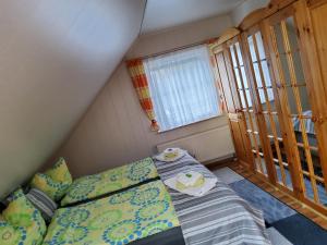 Кровать или кровати в номере Ferienwohnung Anna