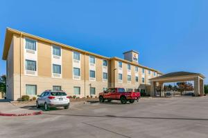 ein Gebäude mit einem roten Truck auf einem Parkplatz in der Unterkunft Comfort Inn & Suites Van Buren - Fort Smith in Van Buren