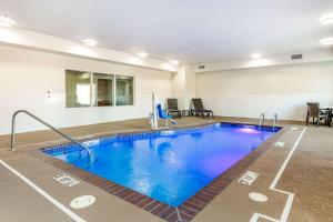 einen großen Pool in einem Zimmer mit in der Unterkunft Comfort Inn & Suites Van Buren - Fort Smith in Van Buren