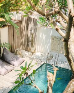 A piscina localizada em Hola Seminyak ou nos arredores