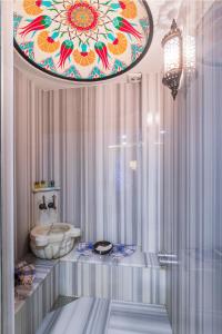 bagno con servizi igienici e soffitto fiorito di Ayramin Deluxe Hotel Taksim a Istanbul