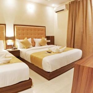 Krevet ili kreveti u jedinici u okviru objekta Hotel Emerald Near T2 International Airport Mumbai