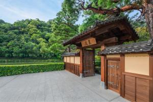 un accès à un bâtiment avec un arbre dans l'établissement Suiran, a Luxury Collection Hotel, Kyoto, à Kyoto