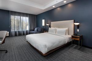 Ліжко або ліжка в номері Courtyard by Marriott Pensacola I-10 West