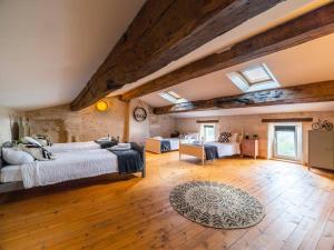 um quarto grande com uma cama e uma sala de estar em LE GRAND FRANC gite cosy proche tous commerces em Tonnay-Charente