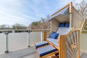 una terraza con una silla en el techo en ٤Sweet Spot٤Geräumig-King Bed-Disney+-Parken, en Scharbeutz