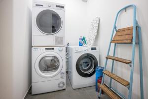 - deux lave-linge et un lave-linge/sèche-linge dans une pièce dans l'établissement 120qm, cozy Apartment, sehr zentral am HBF, 3SZ, à Coblence