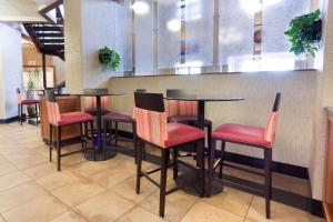 Un lugar para sentarse en Drury Inn & Suites Flagstaff