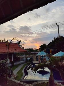 - une vue sur un complexe avec une piscine dans l'établissement Blue Sky Villa Ceningan, à Nusa Lembongan