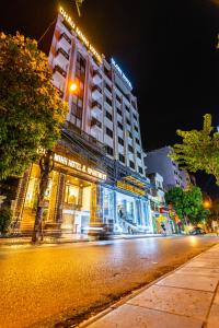 um edifício ao lado de uma rua à noite em CM Hotel & Apartment em Hai Phong