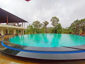 Kolam renang di atau di dekat Sereno Resort Sakleshpur