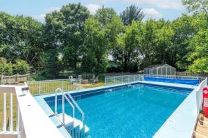 Hồ bơi trong/gần Lrge Home Near Wash DC-Pool, Hot Tub, Gym, Game Rm