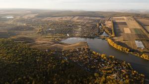 een luchtzicht op een stad en een rivier bij Le Rustique in Ivancea