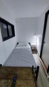 A bed or beds in a room at Pieza independiente 2 camas con estacionamiento