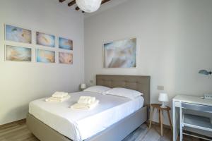 Giường trong phòng chung tại Pisa Art Apartment