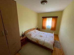 um pequeno quarto com uma cama e uma janela em Kuća za odmor - Martić, Rudno, Golija em Kraljevo