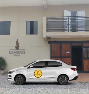 un coche blanco estacionado frente a una casa en Caminos Hostal, en San Salvador de Jujuy