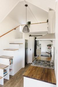 A kitchen or kitchenette at Yamba Tiny House Irene