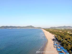 una vista aérea de una playa con sombrillas en Hoang Ngoc Motel, en Lang Co