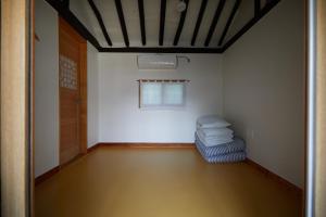 Tempat tidur dalam kamar di Bonghwangjae Hanok Guesthouse