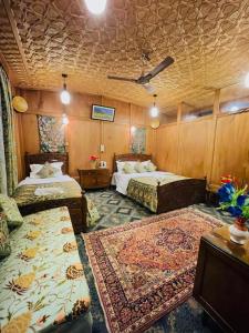 een kamer met 2 bedden en een bank. bij The Smith Palace Group Of HouseBoats in Srinagar