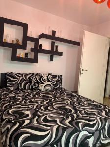 Tempat tidur dalam kamar di Apartament B Orizont