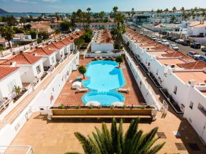 uma vista aérea de um resort com uma piscina em Las Casitas de Corralejo em Corralejo