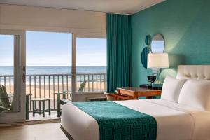 Giường trong phòng chung tại Howard Johnson by Wyndham Ocean City Oceanfront