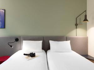 twee bedden naast elkaar in een kamer bij ibis Nancy-Brabois in Vandoeuvre-lès-Nancy