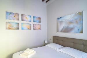 Giường trong phòng chung tại Pisa Art Apartment