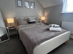 um quarto com uma cama grande e 2 candeeiros em Lakeside LUX bedroom with parking, M4 Jct 11, next to train station em Reading