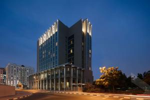 un edificio alto con un cartel en el costado en Rove City Centre, Deira, en Dubái