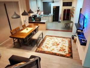 a living room with a dining table and a kitchen at Al Hidayah Suite in Bandar Seri Begawan