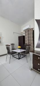 Зона вітальні в Eniter Two Bedrooms Luxry Apartment