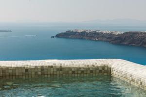 vista su un grande bacino d'acqua di Seascape Villa by Caldera Houses a Imerovigli