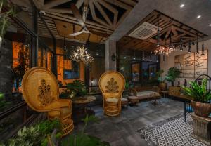 un soggiorno con sedie e soffitto di Aaron Boutique Hotel a Nha Trang