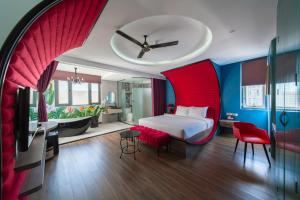 una camera con un grande letto con testiera rossa di Aaron Boutique Hotel a Nha Trang