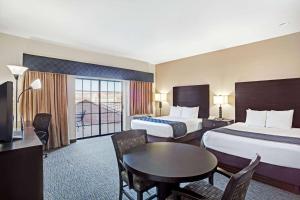 Llit o llits en una habitació de Days Inn & Suites by Wyndham Page Lake Powell