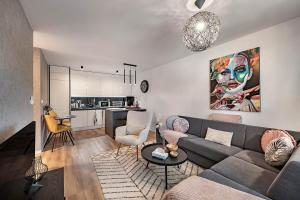 sala de estar con sofá y mesa en Apartments Centrum Hviezdoslav, en Poprad