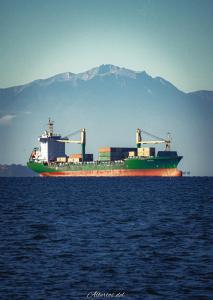 een groot containerschip in het water met een berg bij Stylish Seaview Rooftop in Thessaloniki