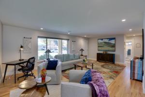 Area tempat duduk di Modern Wheat Ridge Home with Private Hot Tub and Sauna