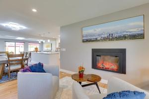 Area tempat duduk di Modern Wheat Ridge Home with Private Hot Tub and Sauna